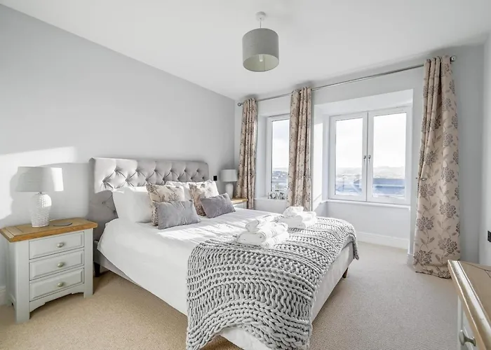 Luxury 3-Bed House, Beach 300M, Sleeps 6, Parking