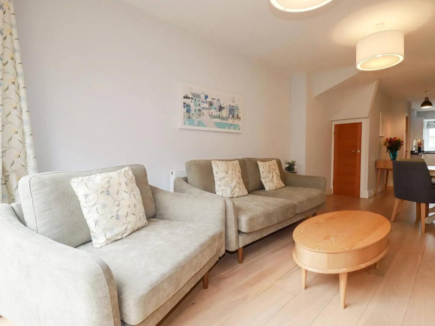 Luxury 3-bed House, 300m, Sleeps 6, Parking *