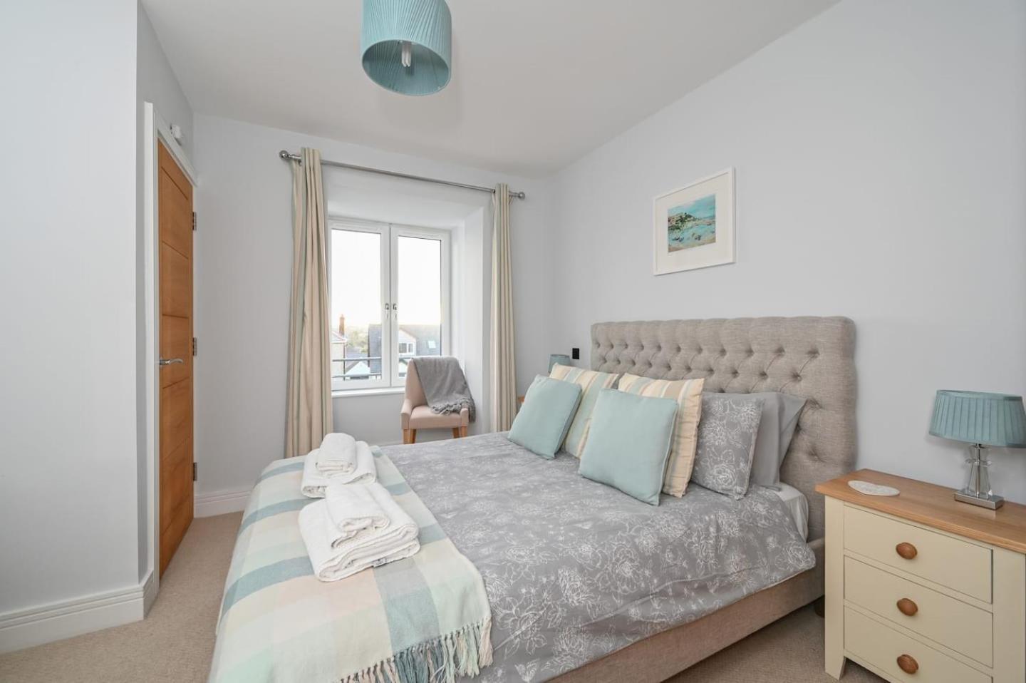 Holiday home Luxury 3-bed House, 300m, Sleeps 6, Parking