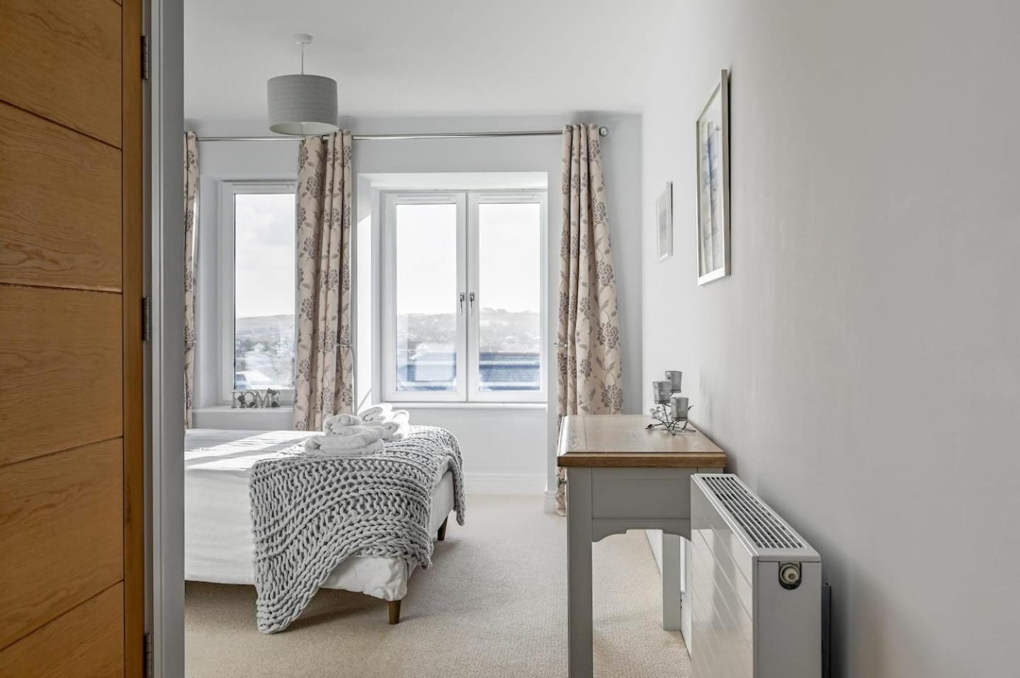 Luxury 3-bed House, 300m, Sleeps 6, Parking Holiday home *